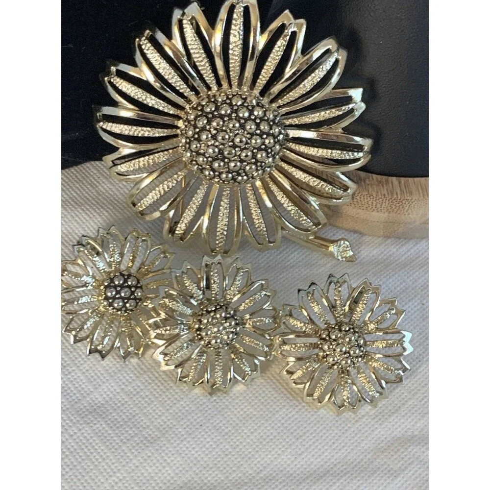 Vintage Sarah Coventry Country Daisy Gold Toned Brooch & 3 Earrings set Signed